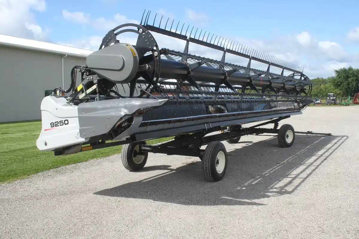 Gallery image 2 for Used Gleaner 9250 Header - Draper