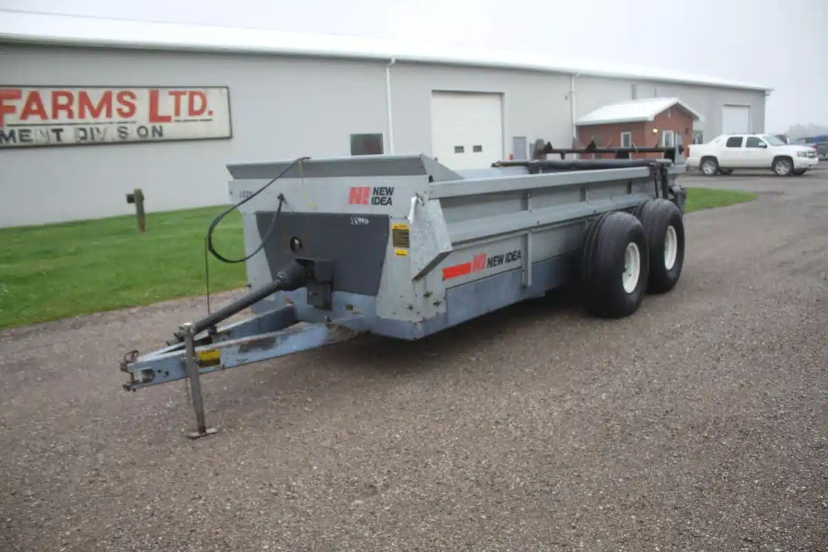 Gallery image 2 for Used New Idea 3639 Manure Spreader