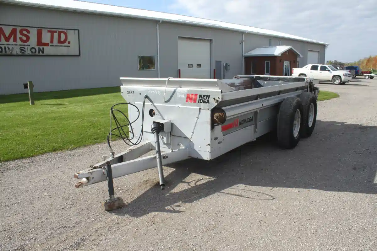 Gallery image 2 for Used New Idea 3632 Manure Spreader