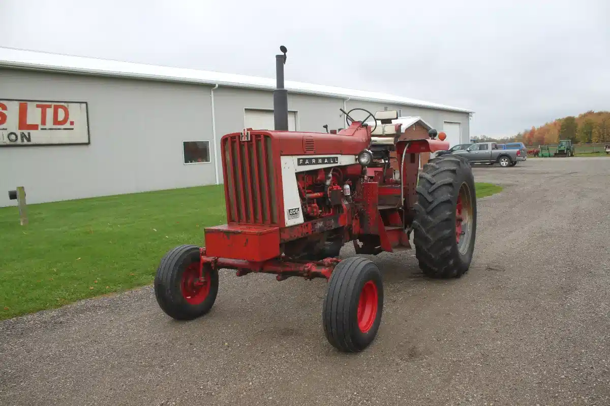 Gallery image 2 for Used International Harvester 806 Tractor