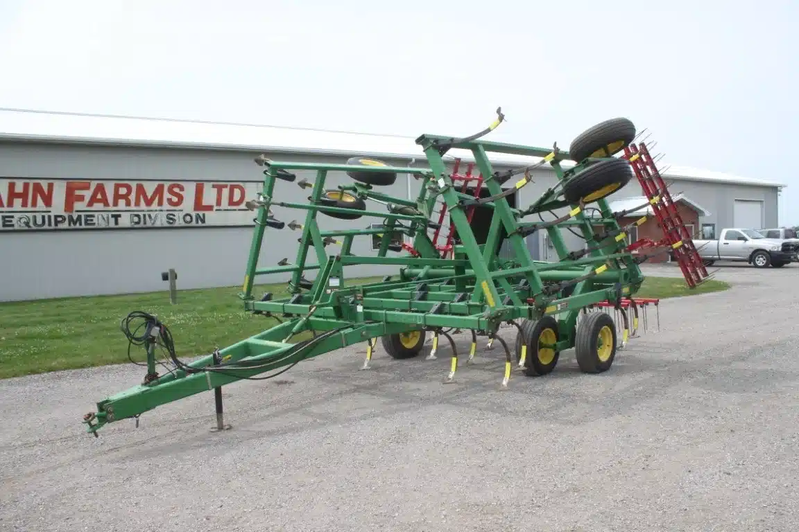 Gallery image 2 for Used John Deere 980 Cultivator