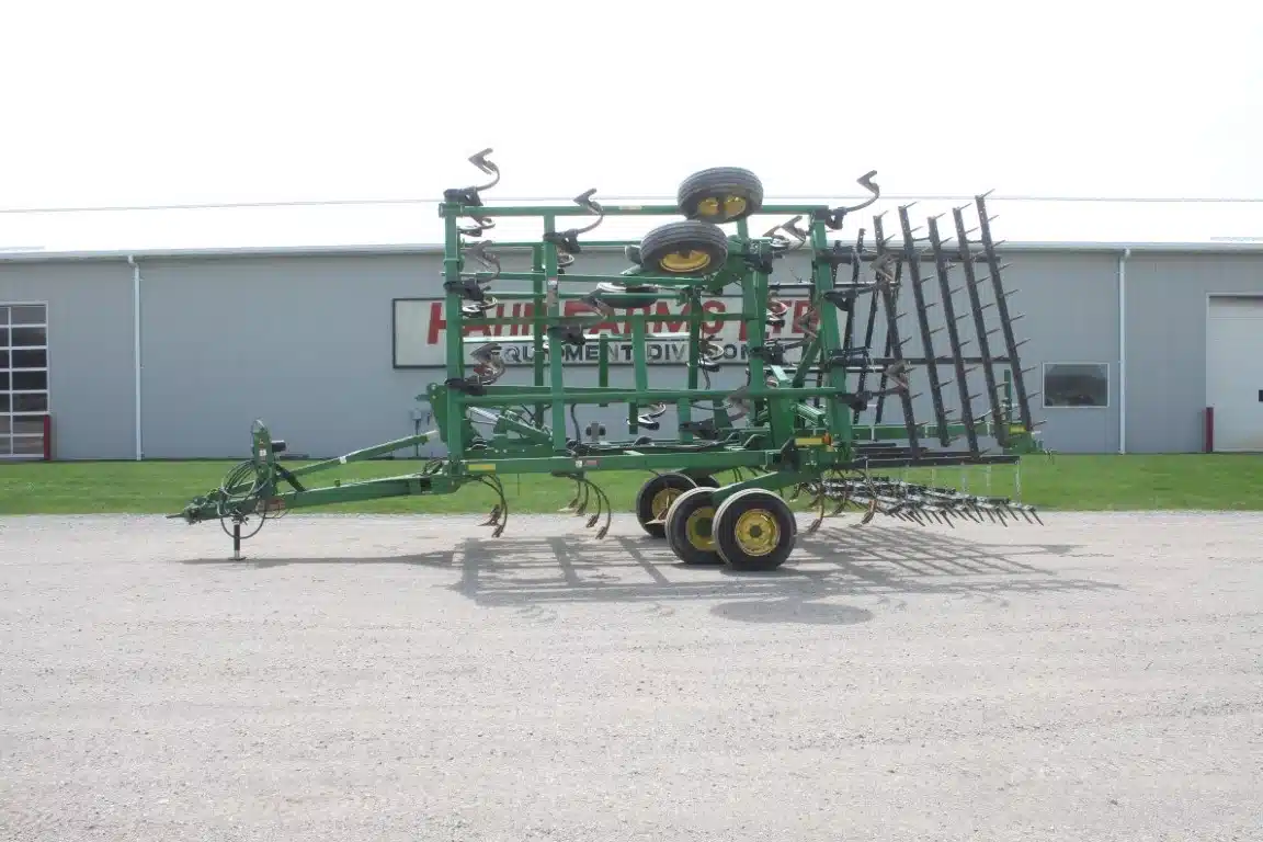 Gallery image 1 for Used John Deere 2210 Cultivator