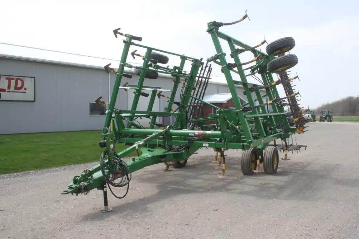 Gallery image 2 for Used John Deere 2210 Cultivator