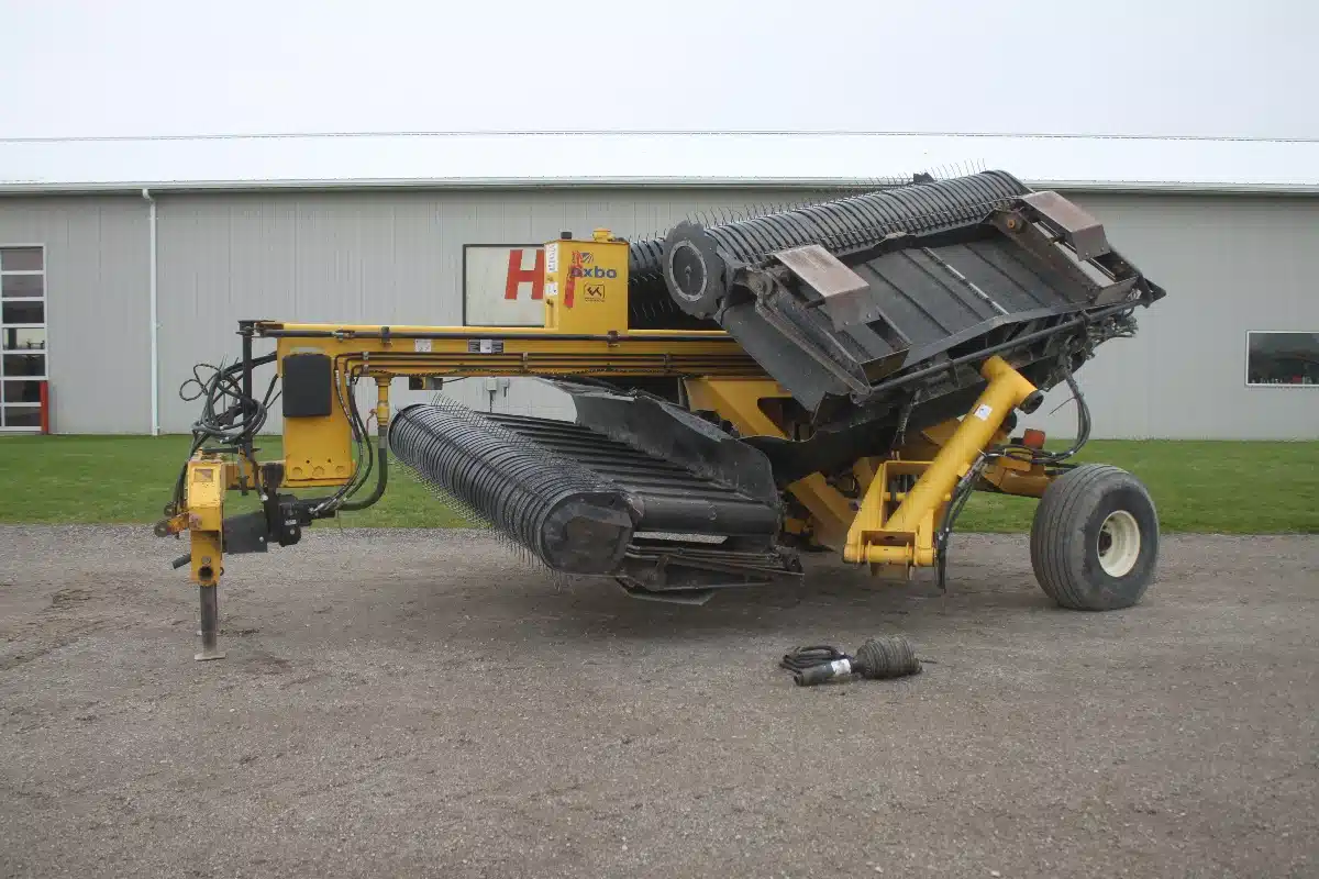 Used Oxbo 310 Hay Merger