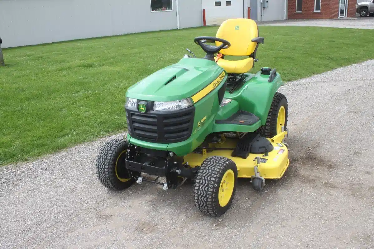 Photo de la Galerie 2 pour 2022 John Deere X758 Tracteur à pelouse