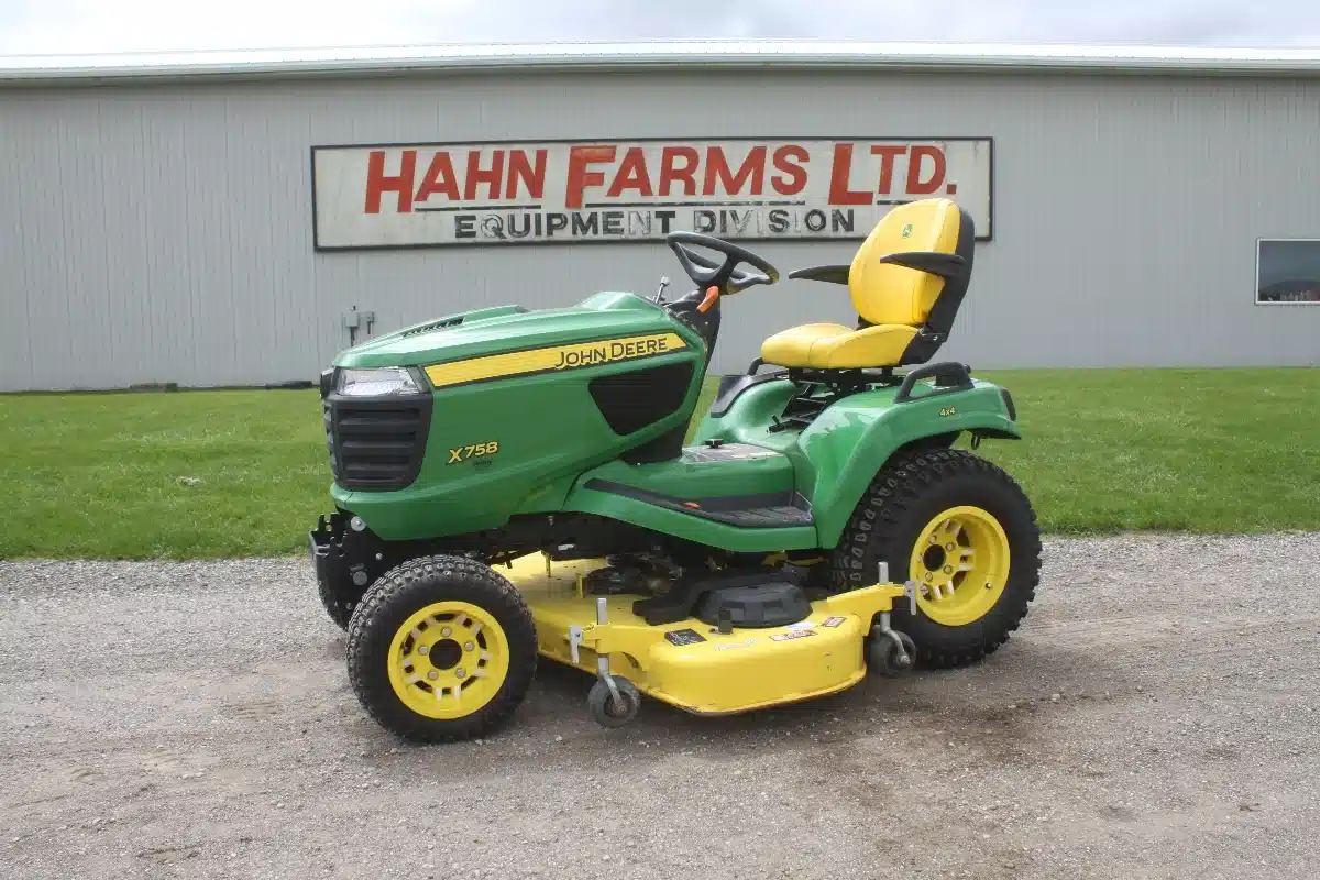 Photo de la Galerie 1 pour 2022 John Deere X758 Tracteur à pelouse