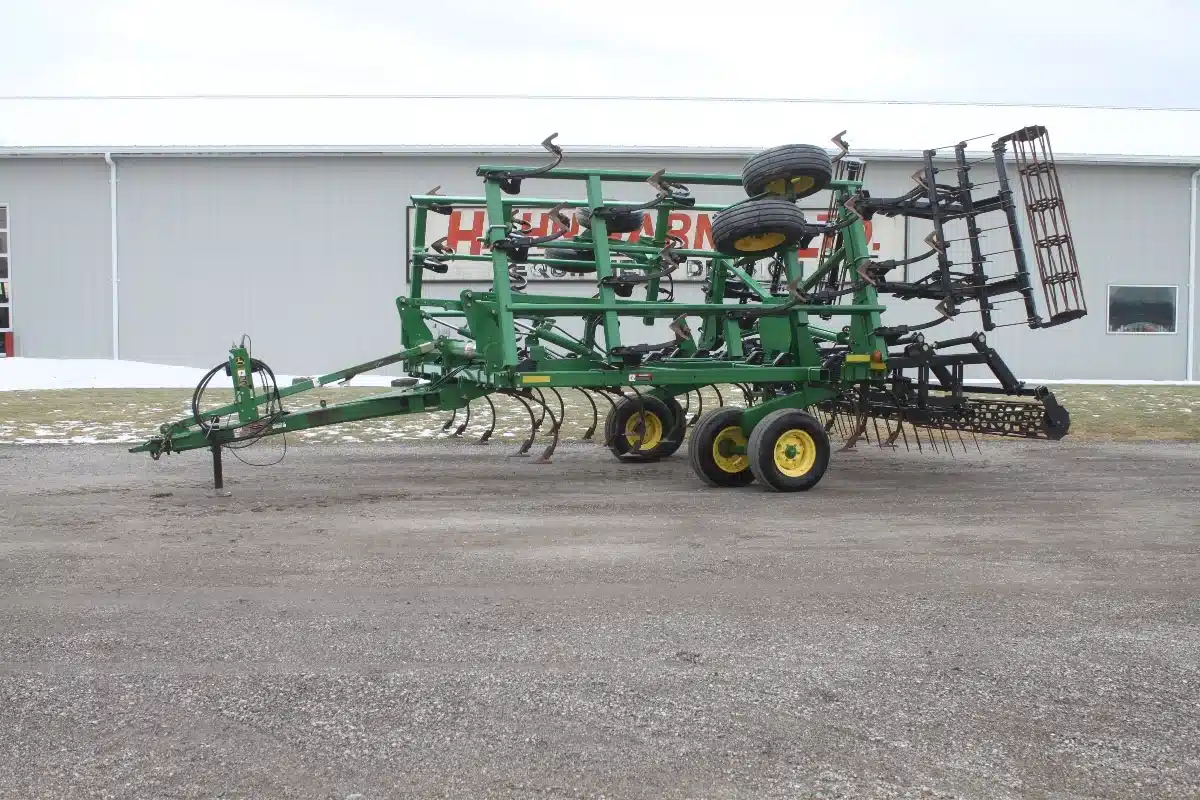 Gallery image 1 for John Deere 2210 Cultivator