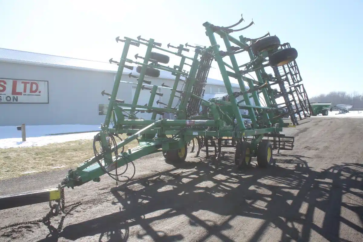 Gallery image 2 for John Deere 2210 Cultivator