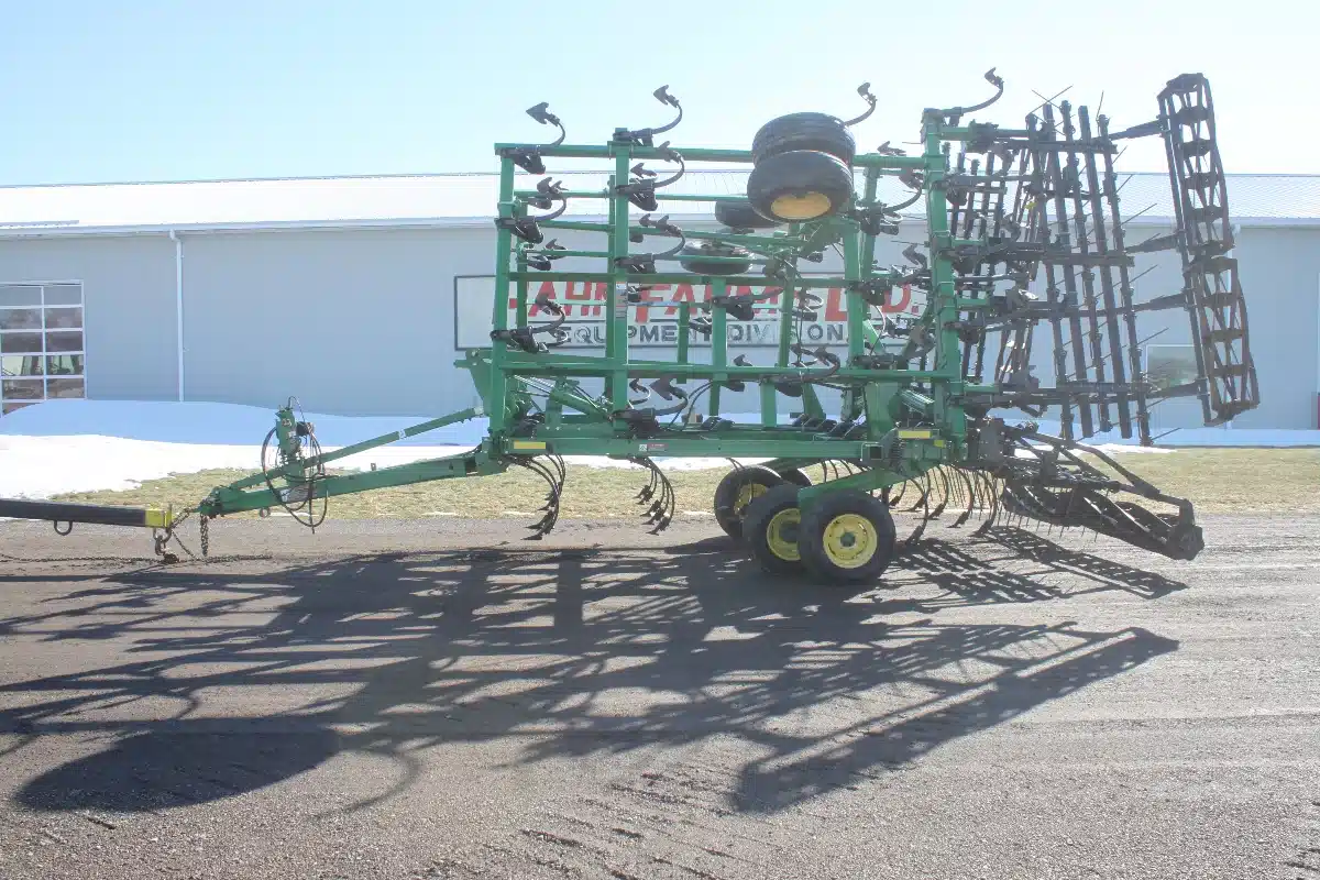 Gallery image 1 for John Deere 2210 Cultivator