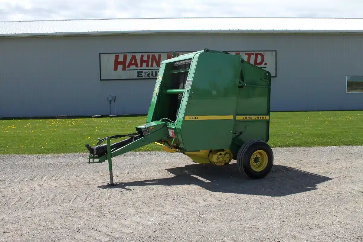 Photo de la Galerie 1 pour John Deere 330 Presse à Balle Ronde
