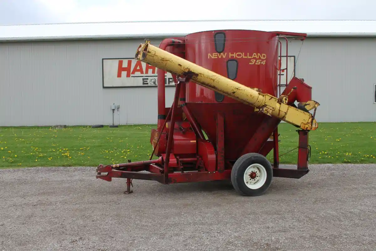 Photo de la Galerie 1 pour New Holland 354 Moulange