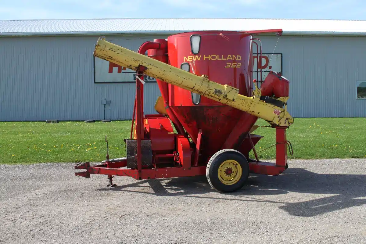 Photo de la Galerie 1 pour New Holland 352 Moulange