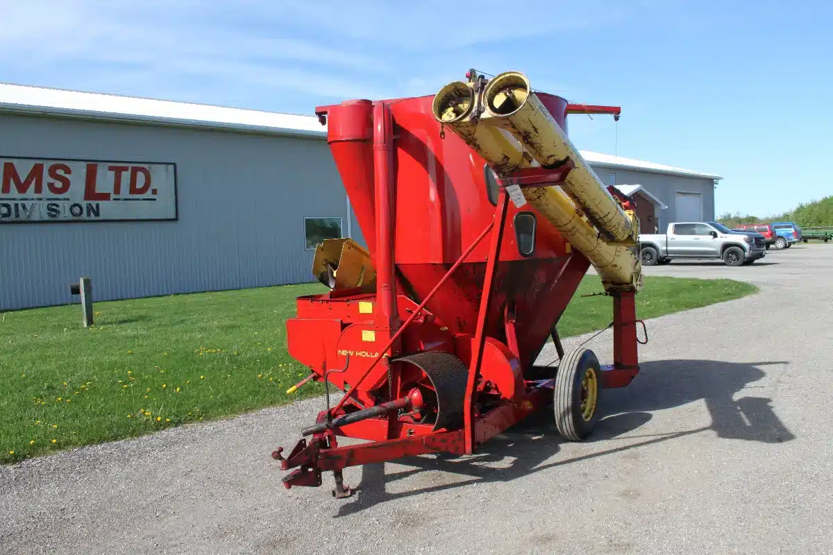 Photo de la Galerie 2 pour New Holland 352 Moulange