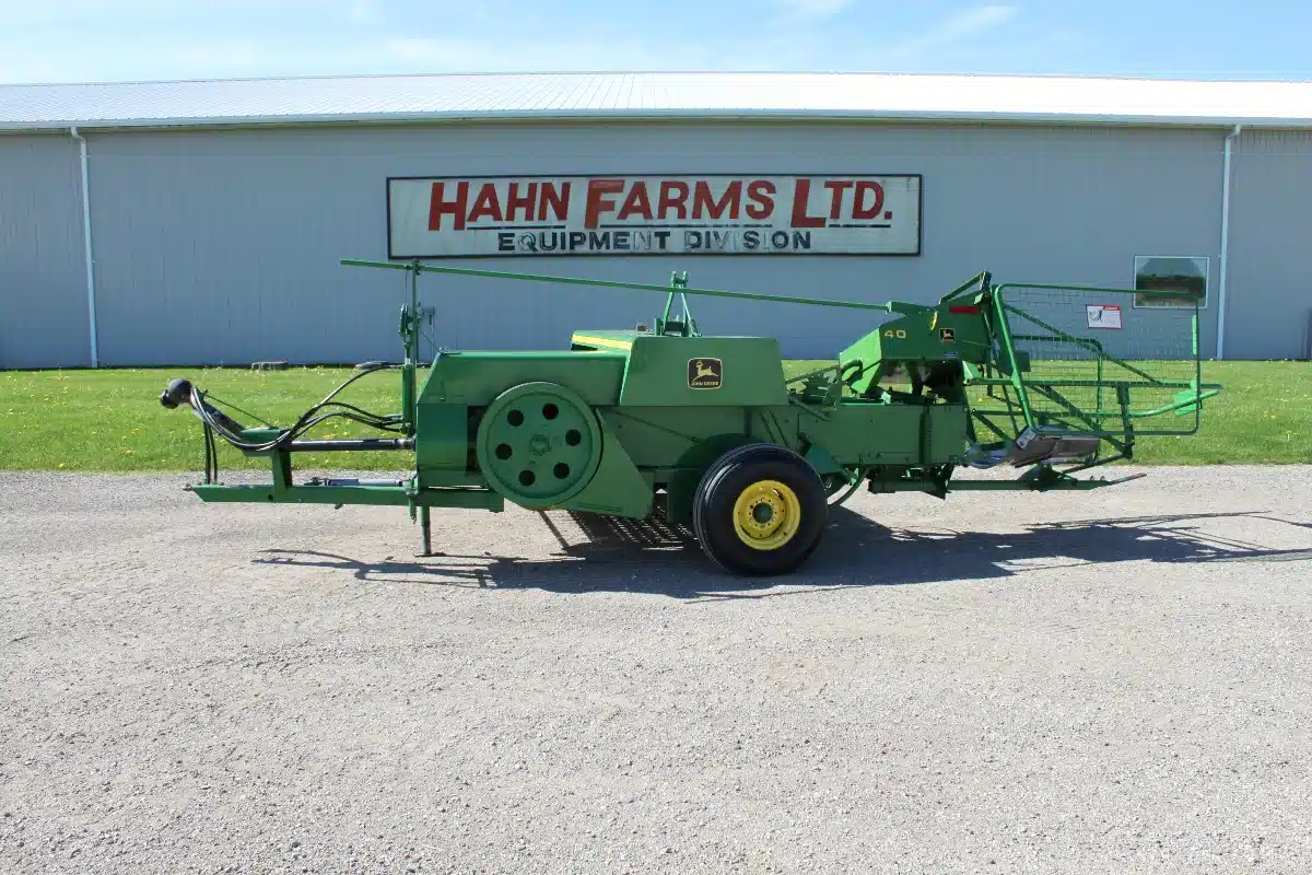 Gallery image 1 for John Deere 327 Square Baler - Small
