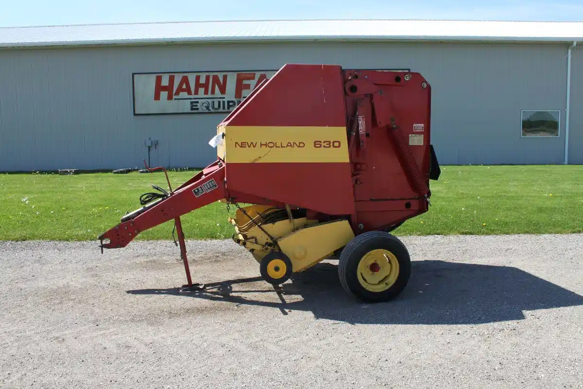 Gallery image 1 for New Holland 630 Round Baler