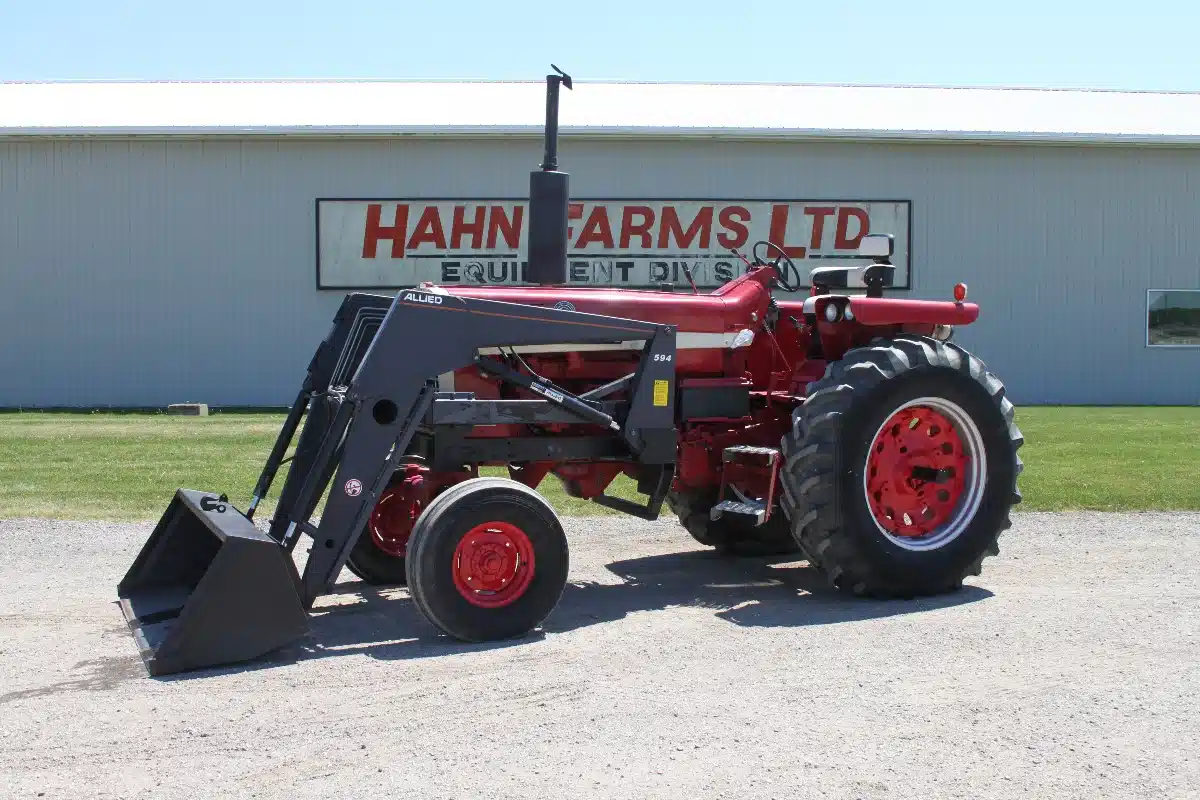 Gallery image 1 for 1971 International Harvester 856 Tractor