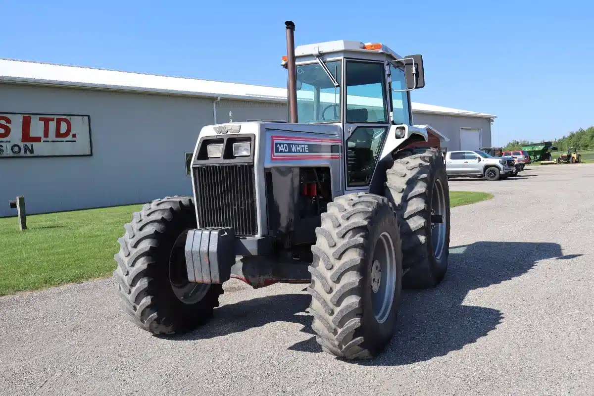 Photo de la Galerie 2 pour 1988 White 140 Tracteur
