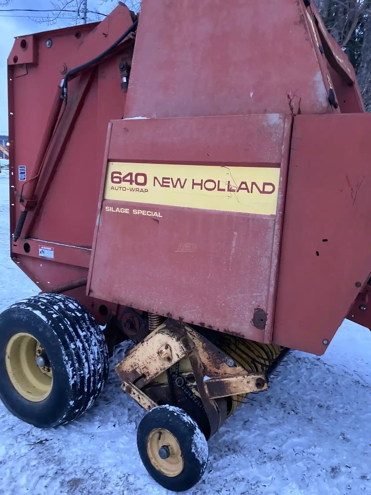 Gallery image 2 for Used New Holland 640 Round Baler