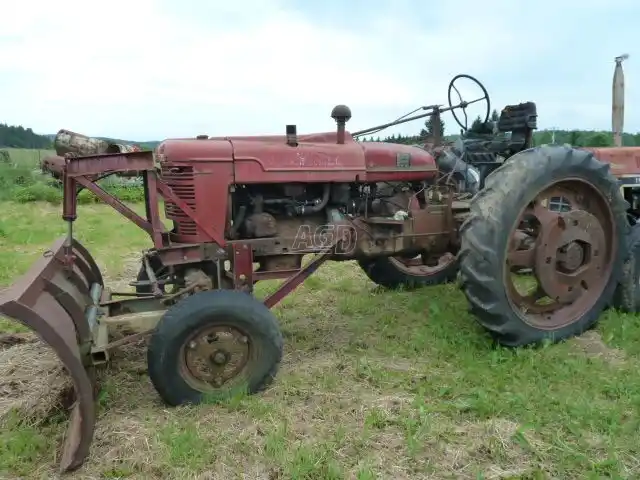 Gallery image 1 for Used International Harvester H Tractor