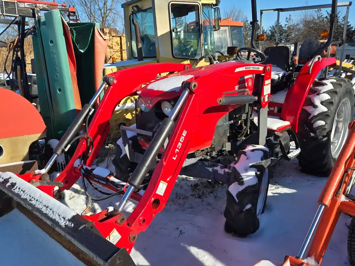 Gallery image 1 for Massey Ferguson 2705 Tractor