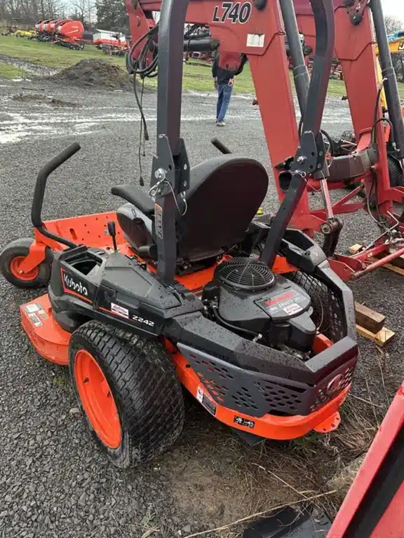 Gallery image 2 for 2023 Kubota Z200-2 Series Z242KW-48 Mower - Zero Turn