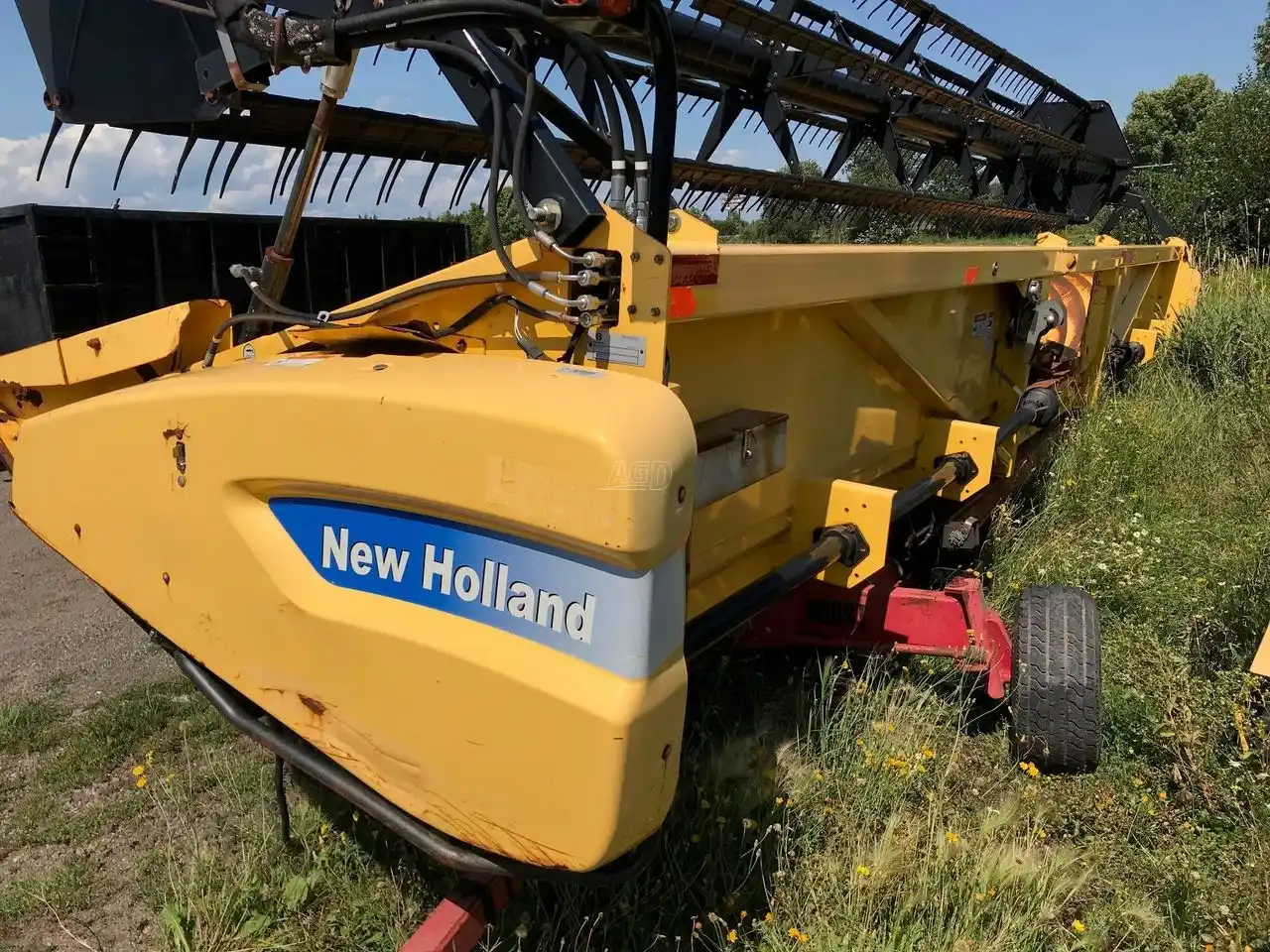 Gallery image 2 for Used 2010 New Holland 74C Header