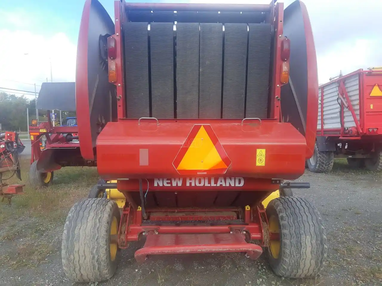 Gallery image 2 for 2019 New Holland ROLL-BELT 450 Round Baler