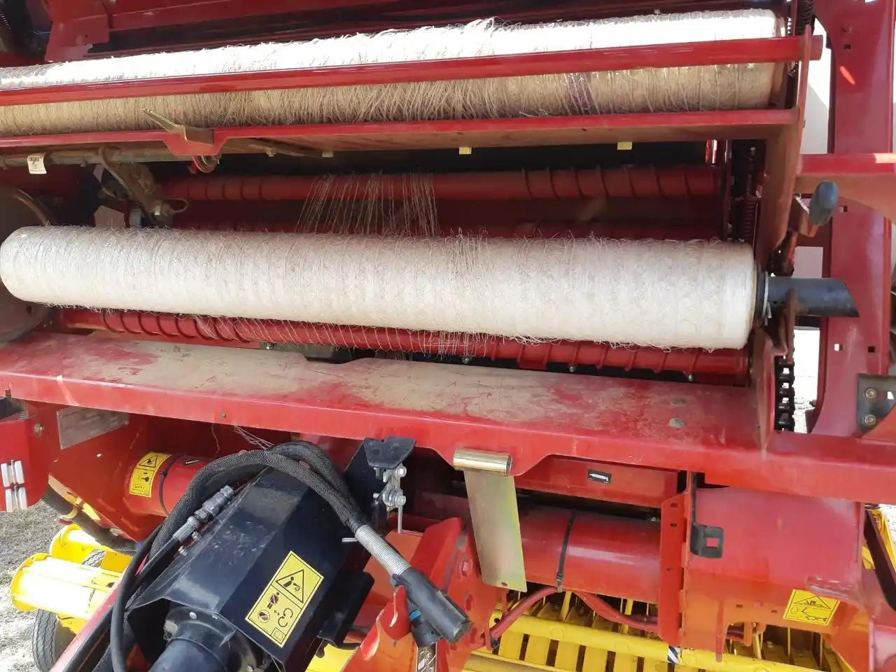 Gallery image 2 for 2016 New Holland ROLL-BELT 450 Round Baler