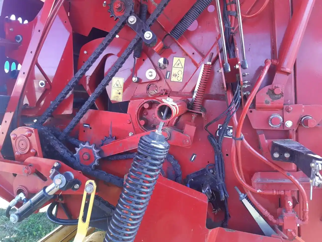 Gallery image 2 for 2015 New Holland ROLL-BELT 450 Round Baler