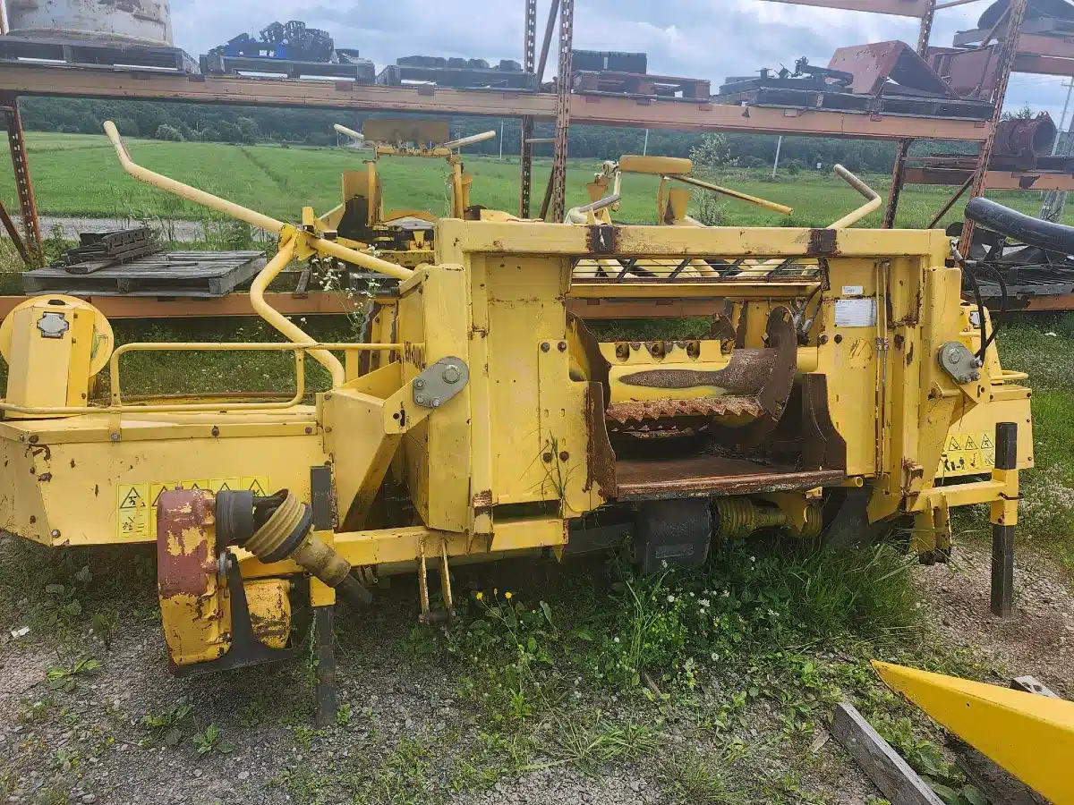 Gallery image 1 for Used 2005 New Holland RI450 Header - Row Crop