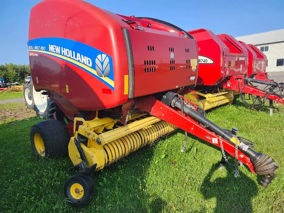 Gallery image 2 for Used 2017 New Holland ROLL-BELT 450 Round Baler