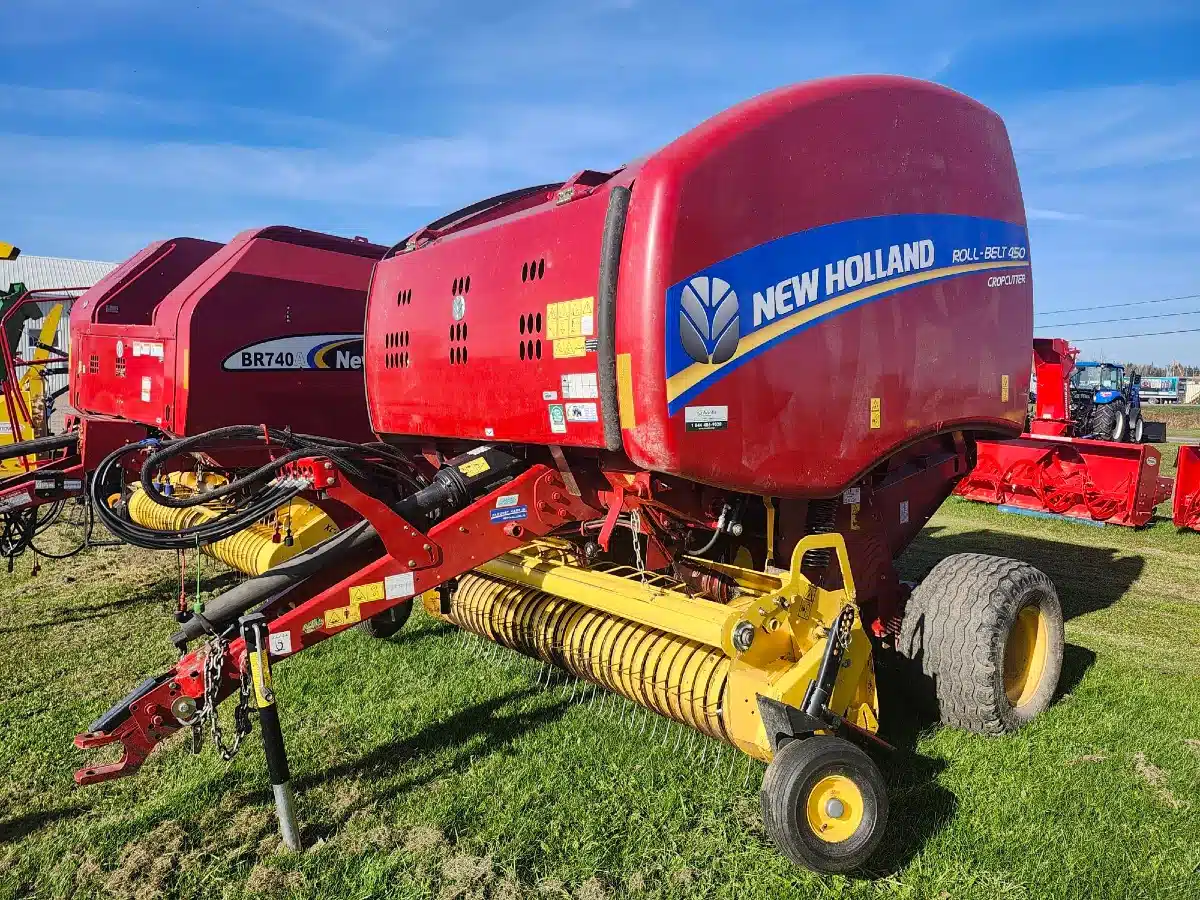 Gallery image 2 for Used New Holland ROLL-BELT 450 Round Baler