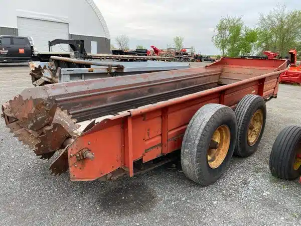 Gallery image 1 for Used New Holland 676S Manure Spreader