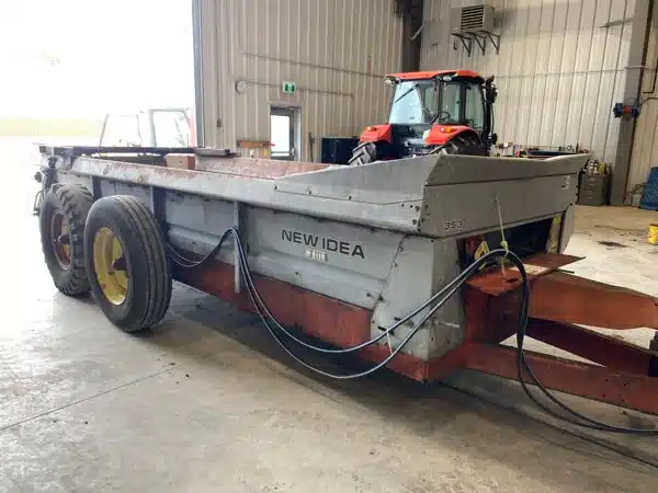Gallery image 2 for Used New Idea 363 Manure Spreader