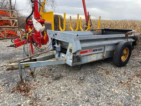 Gallery image 1 for Used New Idea 3622 Manure Spreader