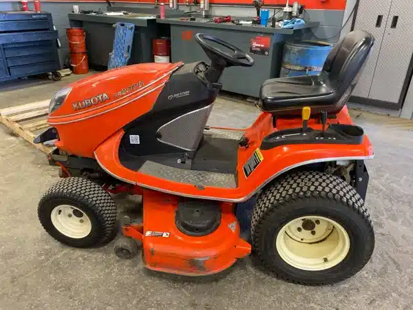 Gallery image 1 for Kubota GR2000 Lawn Tractor