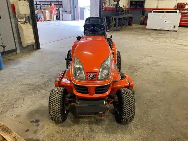 Gallery image 2 for Kubota GR2000 Lawn Tractor