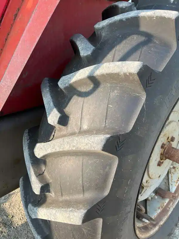 Gallery image 2 for 1975 Massey Ferguson 1135 Tractor