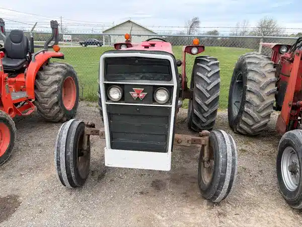 Photo de la Galerie 1 pour Massey Ferguson 265 Tracteur
