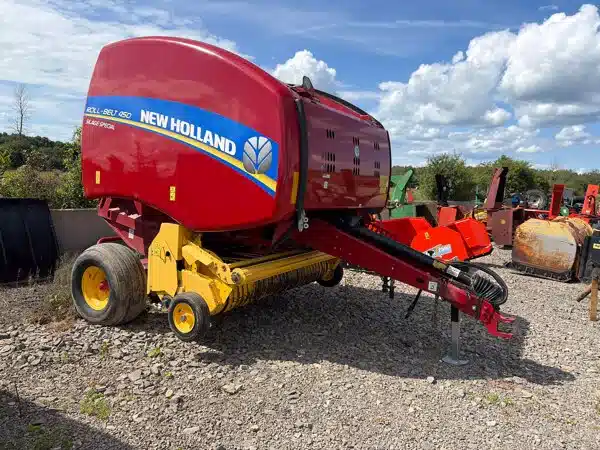 Photo de la Galerie 2 pour New Holland ROLL-BELT 450 Presse à Balle Ronde