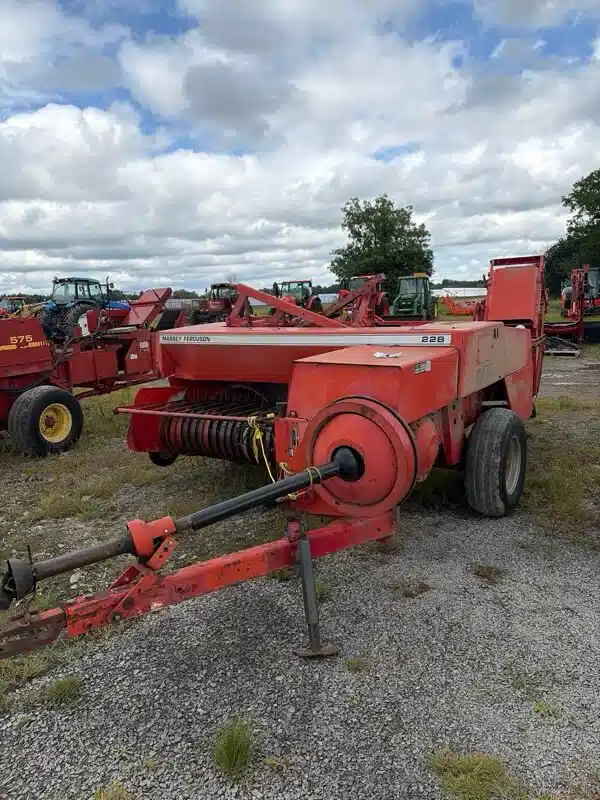 Photo de la Galerie 1 pour Massey Ferguson 228 presse à balle carrée - petite