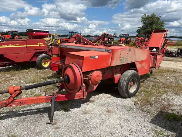 Photo de la Galerie 2 pour Massey Ferguson 228 presse à balle carrée - petite
