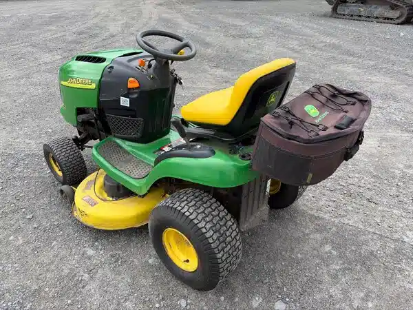 Photo de la Galerie 1 pour 2005 John Deere L111A Tracteur à pelouse