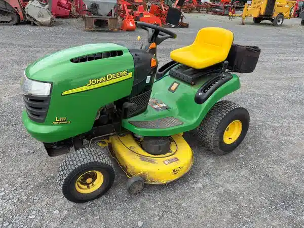 Photo de la Galerie 2 pour 2005 John Deere L111A Tracteur à pelouse