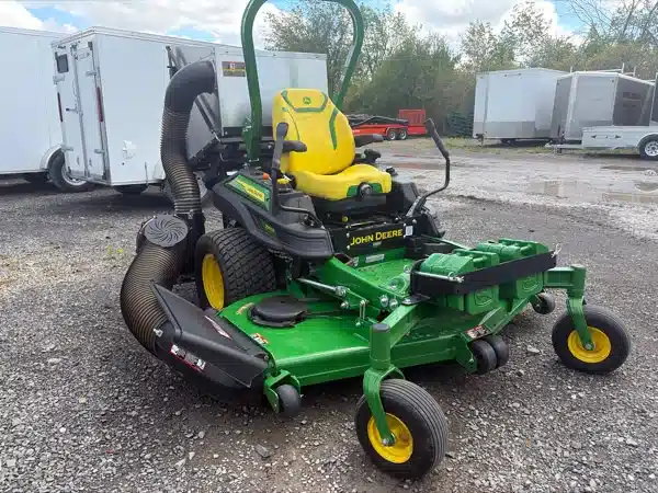 Photo de la Galerie 1 pour 2023 John Deere Z950R Tondeuse à rayon de braquage zéro