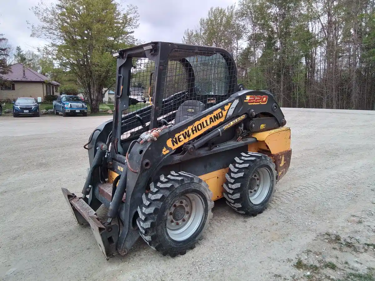 Gallery image 1 for 2014 New Holland L220 Skid Steer