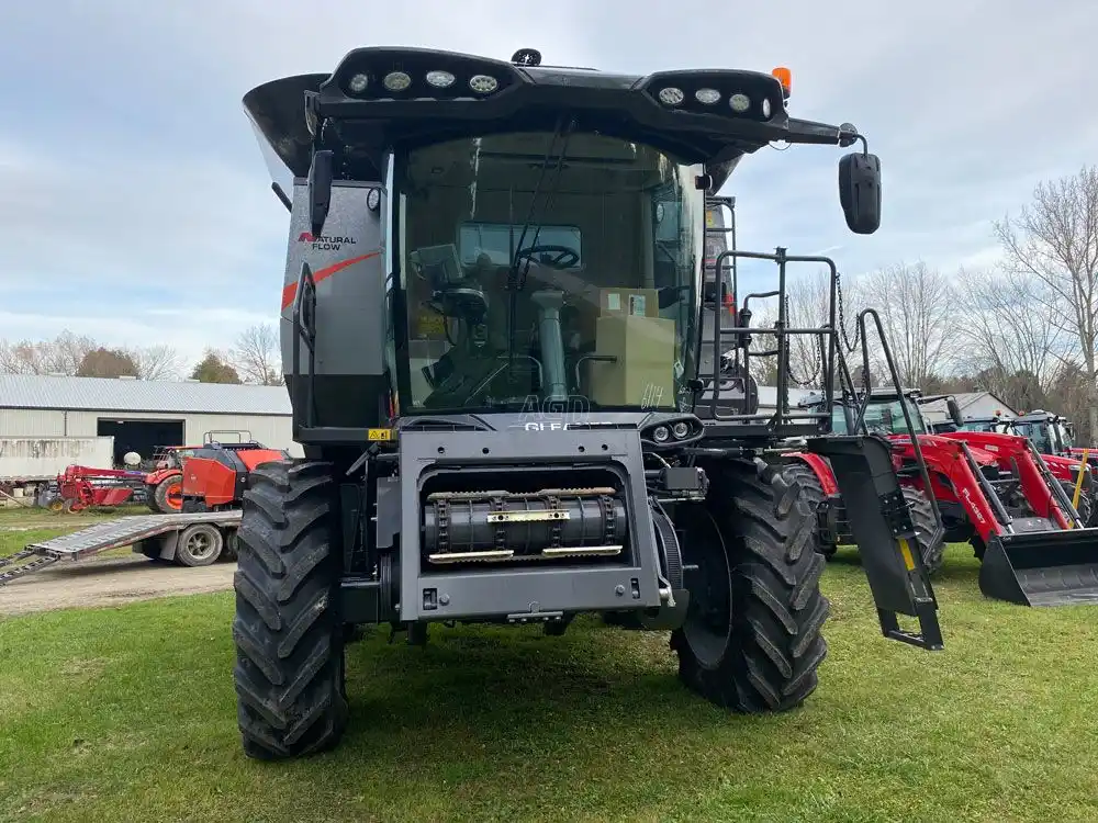 Gallery image 2 for New 2023 Gleaner S96 Combine