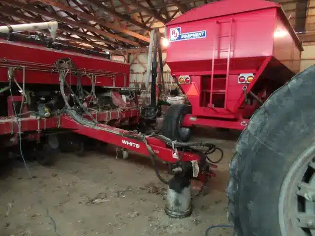 Gallery image 2 for Used White 6824 Planter