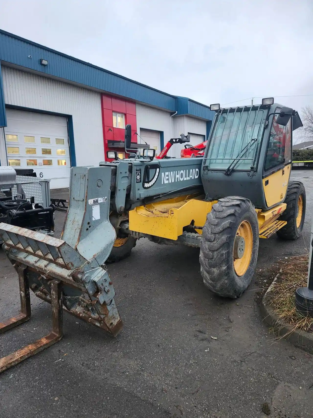 Gallery image 1 for Used 2000 New Holland LM850 TeleHandler