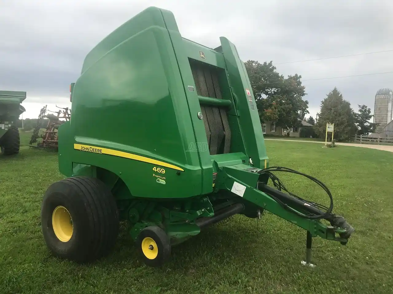 Gallery image 1 for Used John Deere 469 Premium Round Baler